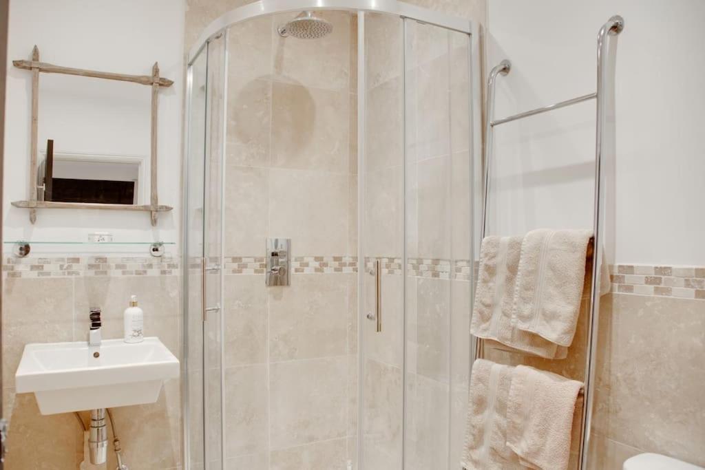 Princes Villa - Large Fully Self Contained Flat, 5 Minutes From The Sea هاستَنغ المظهر الخارجي الصورة