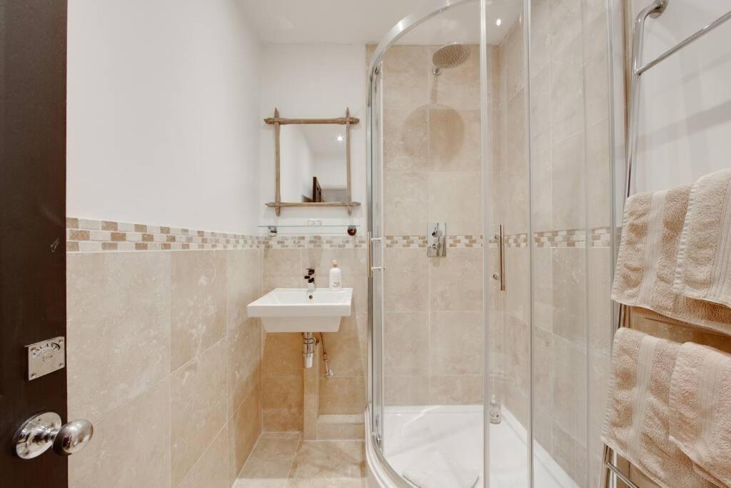 Princes Villa - Large Fully Self Contained Flat, 5 Minutes From The Sea هاستَنغ المظهر الخارجي الصورة