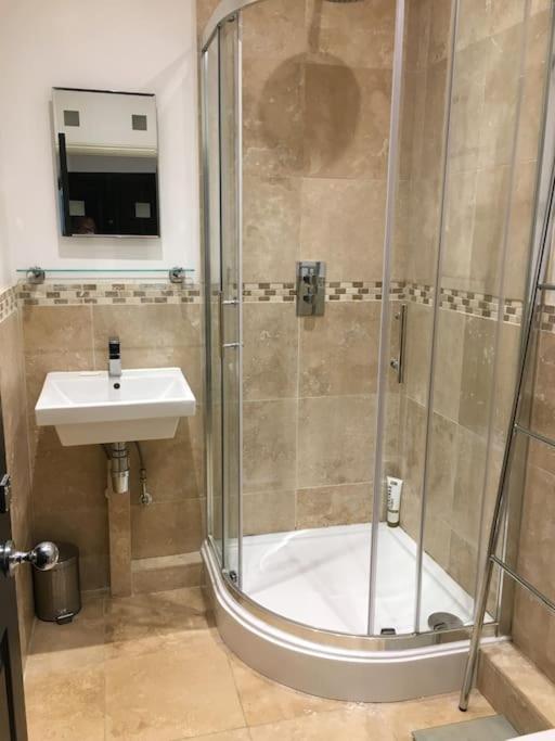 Princes Villa - Large Fully Self Contained Flat, 5 Minutes From The Sea هاستَنغ المظهر الخارجي الصورة